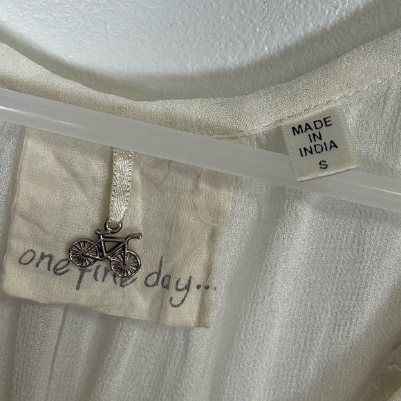 One Fine Day Blouse Womens Size Small White Sheer Embroidered Button Front - Picture 4 of 9
